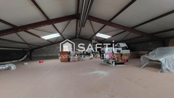 Maison de plain-pied avec hangar