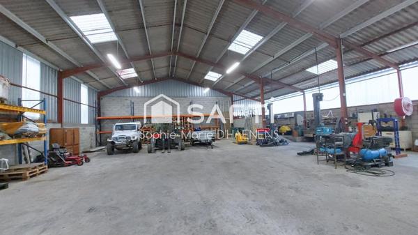 Maison de plain-pied avec hangar