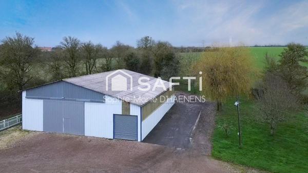 Maison de plain-pied avec hangar