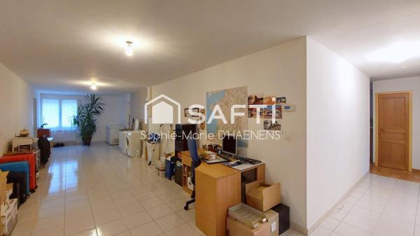 Maison de plain-pied avec hangar