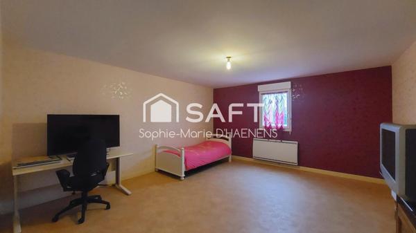 Maison de plain-pied avec hangar