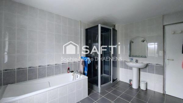 Maison de plain-pied avec hangar