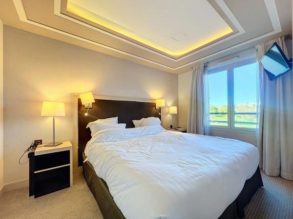 Appartement meublé à vendre 2 pièces 36 m2 dernier étage + terrasse vue Golf + parking, résidence hôtelière à JUVIGNAC (34)