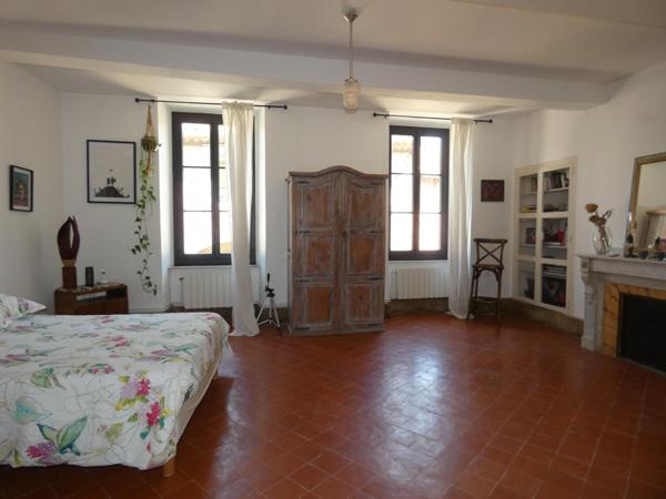 Maison de caractère 232m2 entièrement rénovée avec cour et terrasse