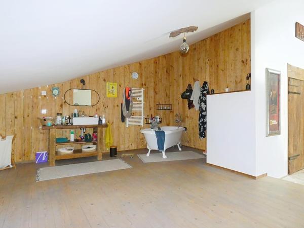 Maison de caractère 232m2 entièrement rénovée avec cour et terrasse