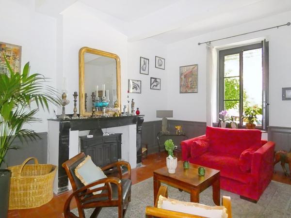 Maison de caractère 232m2 entièrement rénovée avec cour et terrasse