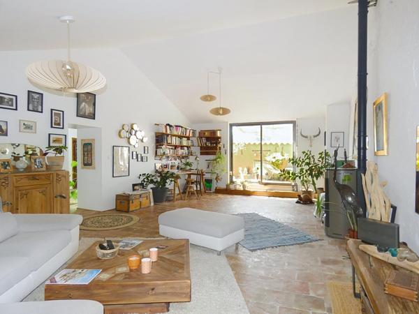 Maison de caractère 232m2 entièrement rénovée avec cour et terrasse