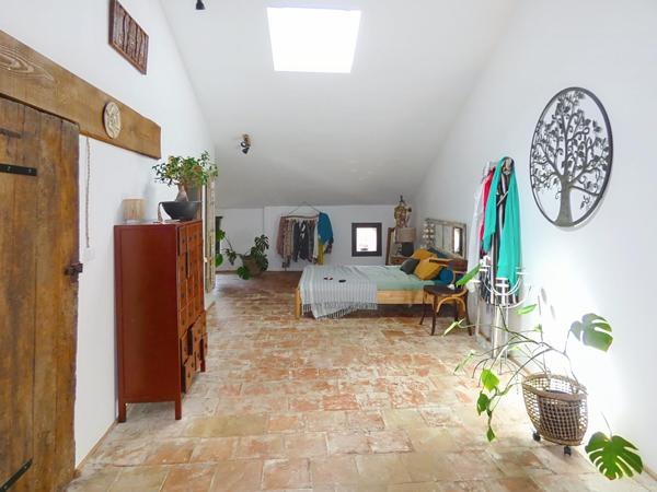 Maison de caractère 232m2 entièrement rénovée avec cour et terrasse