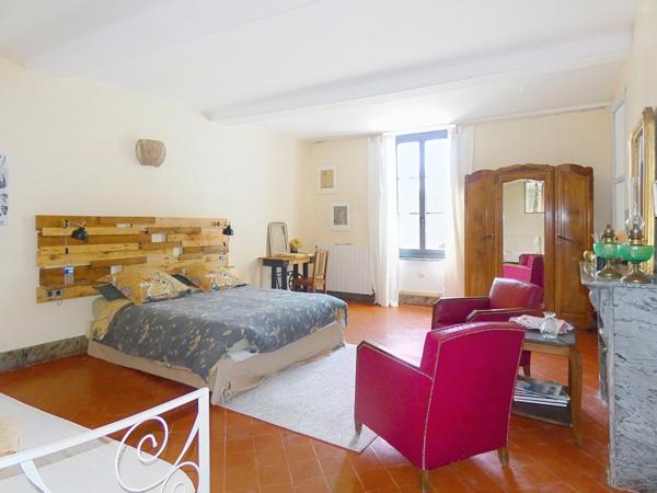 Maison de caractère 232m2 entièrement rénovée avec cour et terrasse