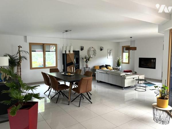 MAISON INDIVIDUELLE AVEC LOGEMENTS POUR CURISTES