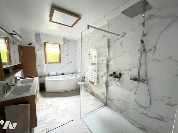 MAISON INDIVIDUELLE AVEC LOGEMENTS POUR CURISTES