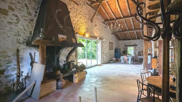 Maison familiale de caractère avec parc arboré de 4 900 m², dépendances et pigeonnier – secteur Artigues à Foulayronnes