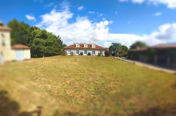 Maison familiale de caractère avec parc arboré de 4 900 m², dépendances et pigeonnier – secteur Artigues à Foulayronnes