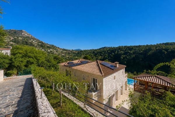 Élégante villa provençale contemporaine au calme absolu
