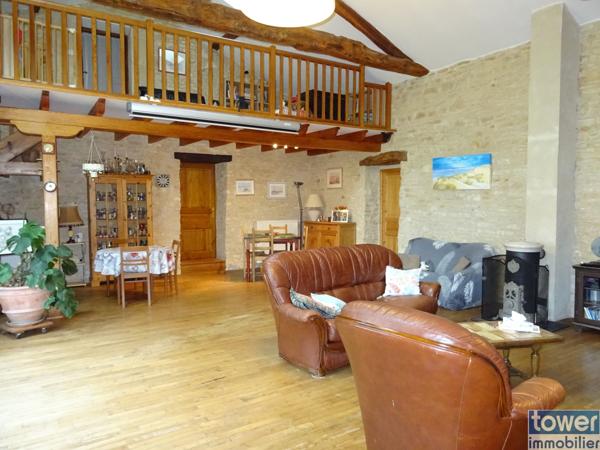 Belle et spacieuse longère charentaise au calme avec vue dégagée à 30 minutes d'Angoulême