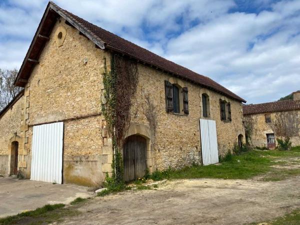 Location non meublée - Grange - Saint-cyprien Local commercial à louer de 210 m2, en centre-ville.