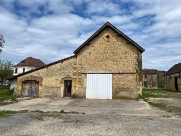 Location non meublée - Grange - Saint-cyprien Local commercial à louer de 210 m2, en centre-ville.