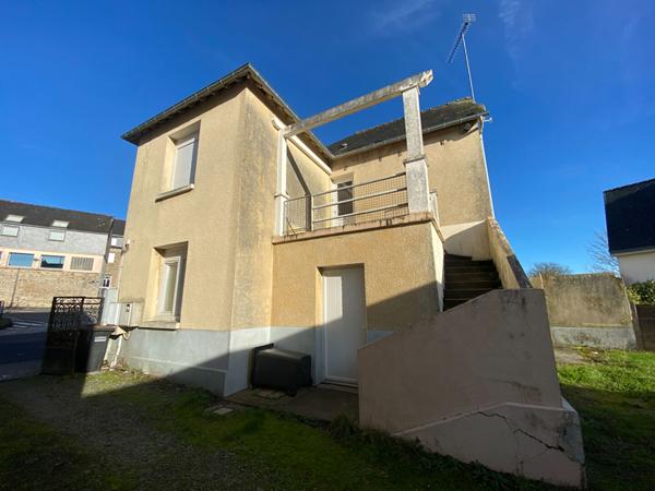 À VENDRE MAISON COMPOSÉE DE 2 APPARTEMENTS À MERDRIGNAC PROCHE DES COMMODITÉS