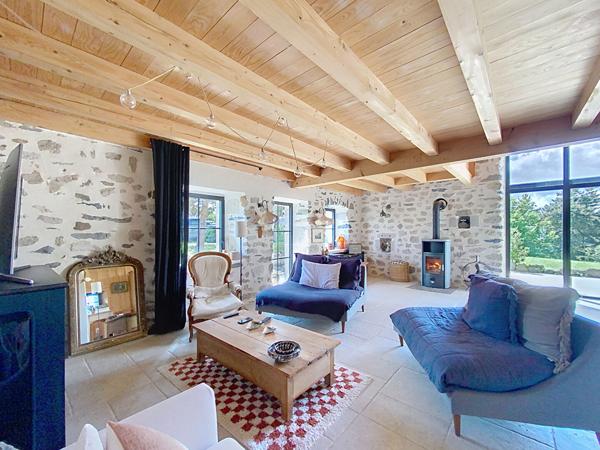 EXCLUSIVITE ! SAINT MAURICE DE LIGNON  magnifique propriété  rénovée avec matériaux de qualité sur 2500m2 de terrain