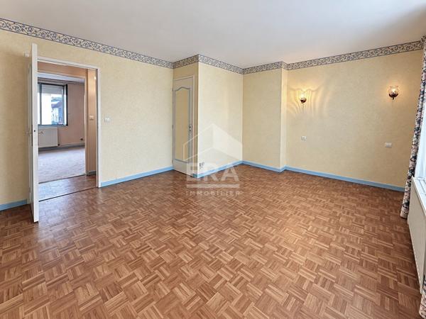 Étaples centre-ville : maison à rénover avec cour plein sud et dépendance
