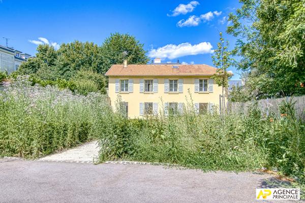 Versailles Saint Louis - Maison 6 pièces 144 m2 édifiée sur terrain de 600 m² €1 345 000 ** - Référence 25362