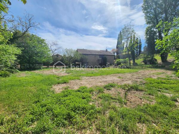 Terrain de 2 432 m²