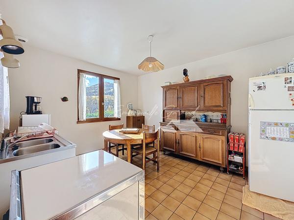 Maison 3 pièces avec grand sous-sol et terrain arboré