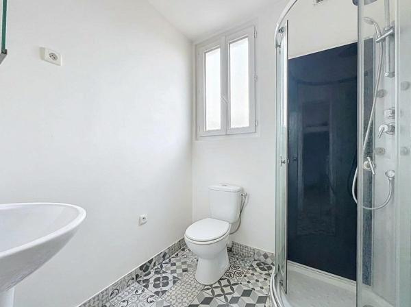 Maison organisée en 5 logements – 5 min métro L13 – Vendue libre