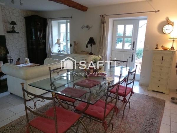 Magnifique propriété avec beaucoup de charme.