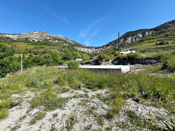Thorame-Haute – Terrain constructible 1 681 m² avec vue panoramique, dalle existante et viabilités réalisées