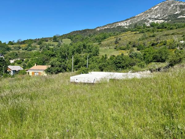 Thorame-Haute – Terrain constructible 1 681 m² avec vue panoramique, dalle existante et viabilités réalisées