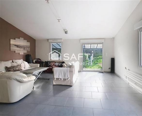 Maison avec espace professionnel!