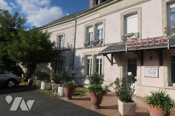 ENSEMBLE IMMOBILIER comprenant :
1°) Maison particulière indépendante comprenant RC : entrée, ...