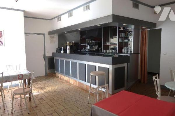 ENSEMBLE IMMOBILIER comprenant :
1°) Maison particulière indépendante comprenant RC : entrée, ...