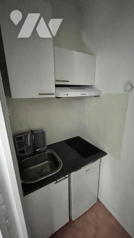 ENSEMBLE IMMOBILIER comprenant :
1°) Maison particulière indépendante comprenant RC : entrée, ...