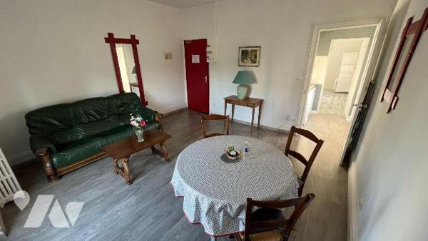 ENSEMBLE IMMOBILIER comprenant :
1°) Maison particulière indépendante comprenant RC : entrée, ...