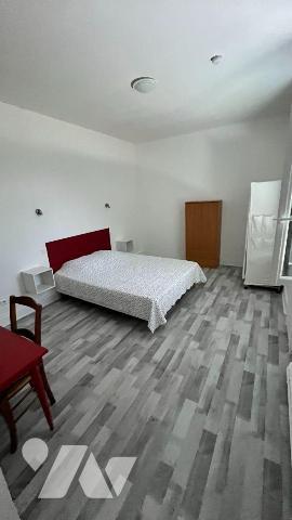 ENSEMBLE IMMOBILIER comprenant :
1°) Maison particulière indépendante comprenant RC : entrée, ...