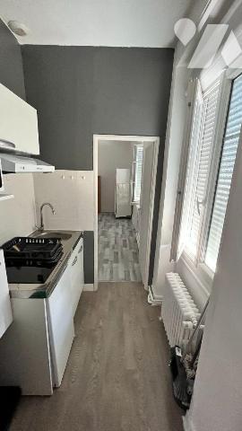 ENSEMBLE IMMOBILIER comprenant :
1°) Maison particulière indépendante comprenant RC : entrée, ...