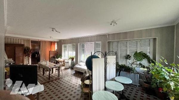 ENSEMBLE IMMOBILIER comprenant :
1°) Maison particulière indépendante comprenant RC : entrée, ...