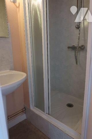 ENSEMBLE IMMOBILIER comprenant :
1°) Maison particulière indépendante comprenant RC : entrée, ...