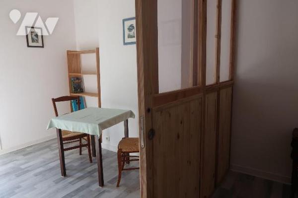 ENSEMBLE IMMOBILIER comprenant :
1°) Maison particulière indépendante comprenant RC : entrée, ...