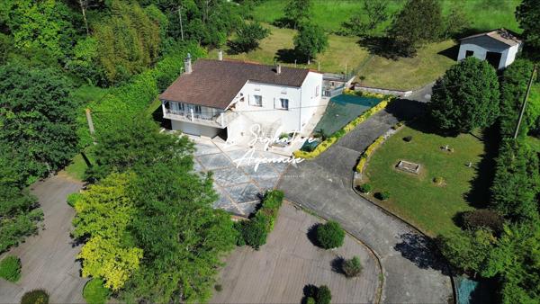 Maison avec vue dominante, vaste terrain et nombreuses prestations à Bon-Encontre