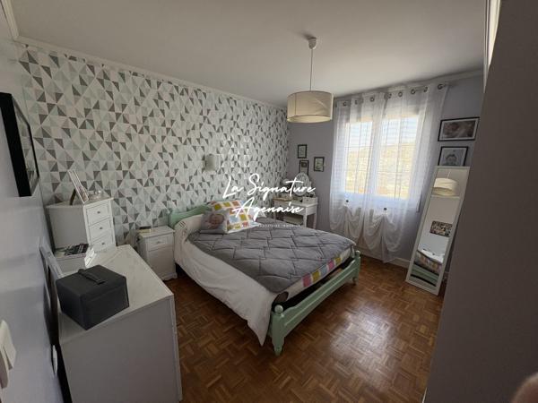 Maison avec vue dominante, vaste terrain et nombreuses prestations à Bon-Encontre