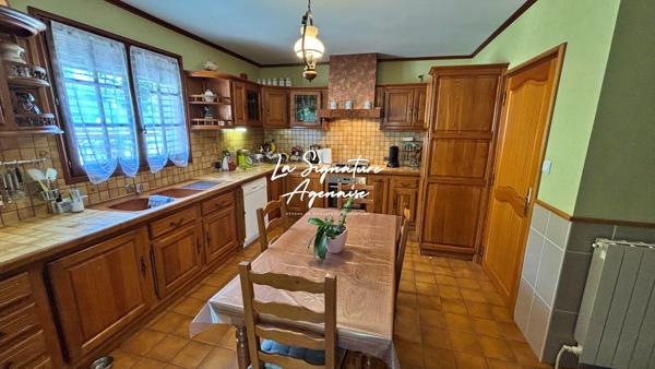 Maison avec vue dominante, vaste terrain et nombreuses prestations à Bon-Encontre