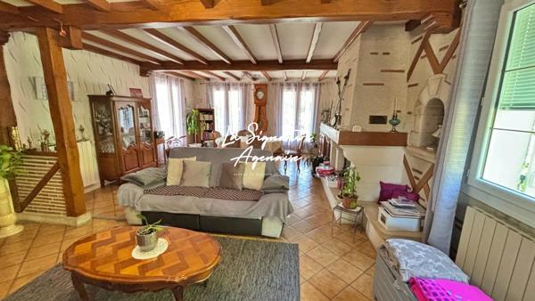 Maison avec vue dominante, vaste terrain et nombreuses prestations à Bon-Encontre