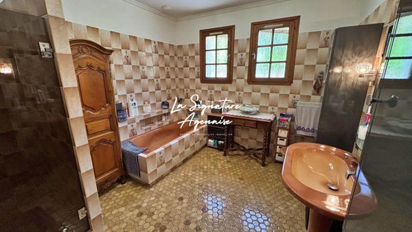 Maison avec vue dominante, vaste terrain et nombreuses prestations à Bon-Encontre
