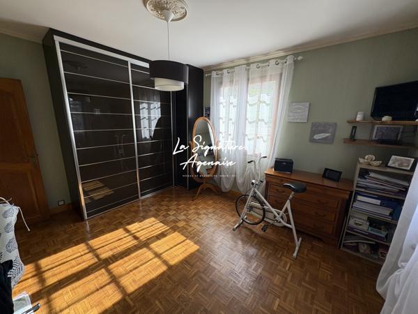 Maison avec vue dominante, vaste terrain et nombreuses prestations à Bon-Encontre
