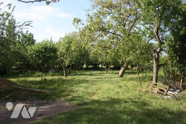 ANCIEN CORPS DE FERME DANS SON JUS AVEC DÉPENDANCES ET TERRAIN EN NATURE DE VERGER ET DE PÂTURE...
