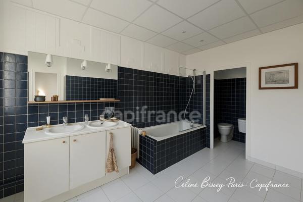 🏰 Hôtel particulier du XVIᵉ siècle – 250 m² habitables – 3 Chambres- Séjour 60M2 - Cour et jardin 300M2