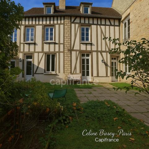 🏰 Hôtel particulier du XVIᵉ siècle – 250 m² habitables – 3 Chambres- Séjour 60M2 - Cour et jardin 300M2